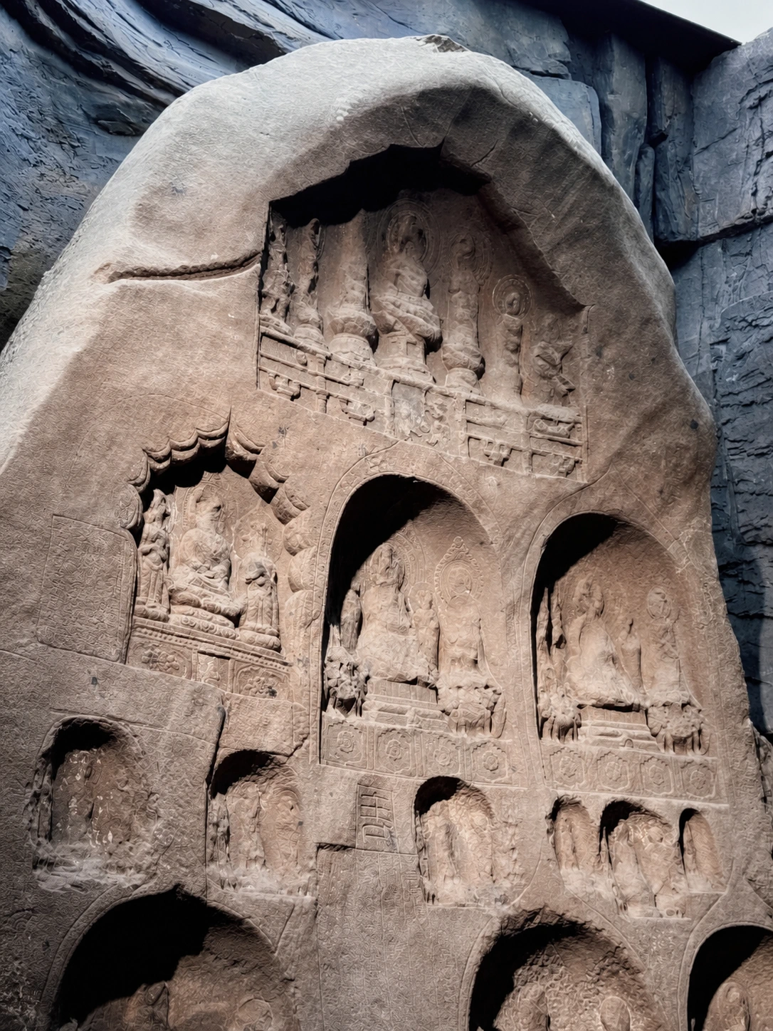 Wall paintings and sculptures at Three Gorges Museum