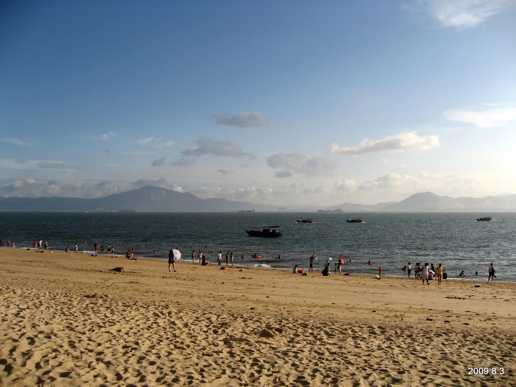 Daylight view along Xiamen's Baicheng shoreline