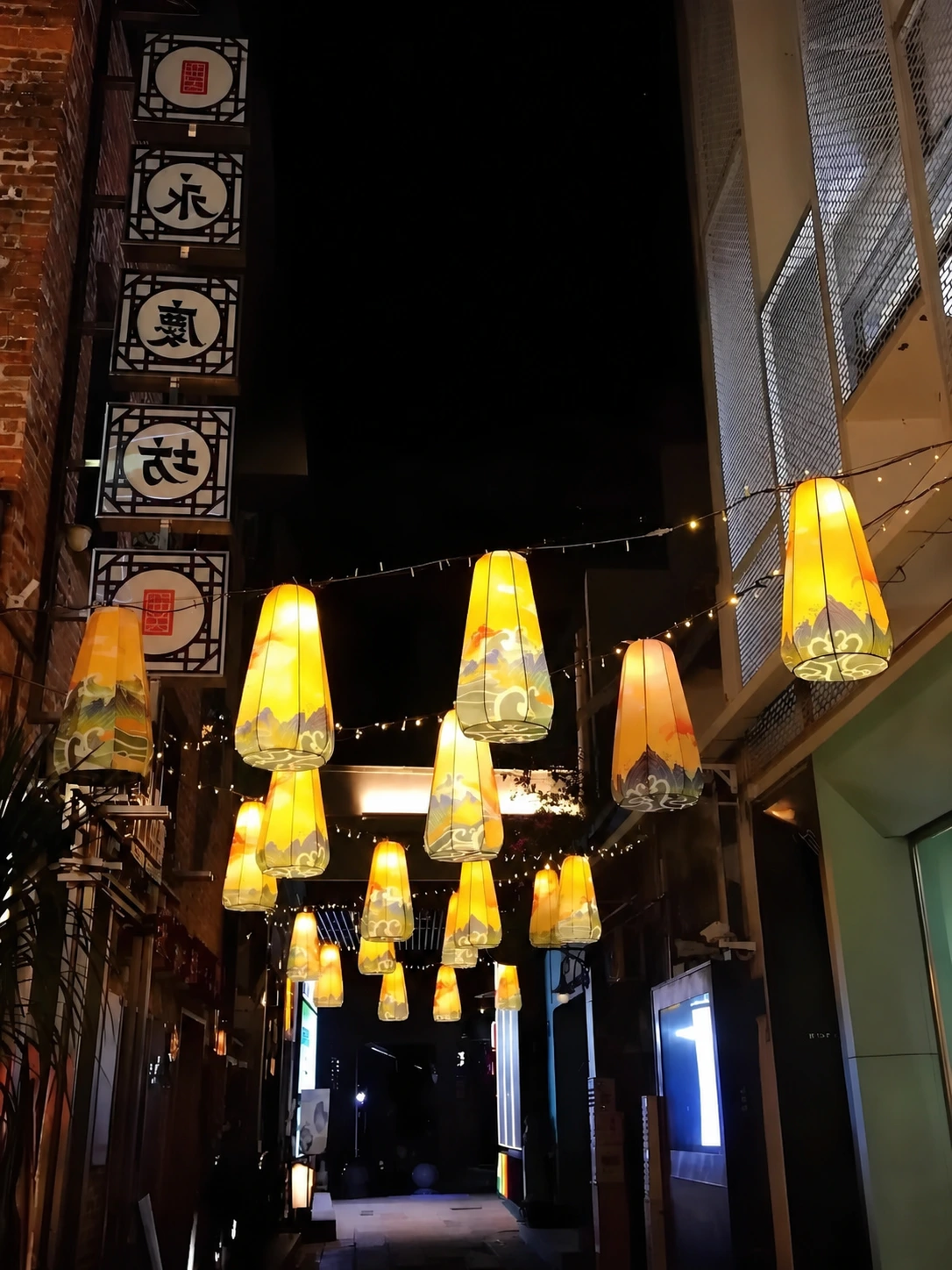 Evening street view of Yongqing Fang