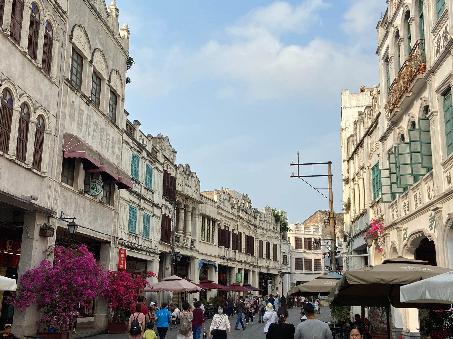 Documentary view along Haikou's historic Qilou arcade street