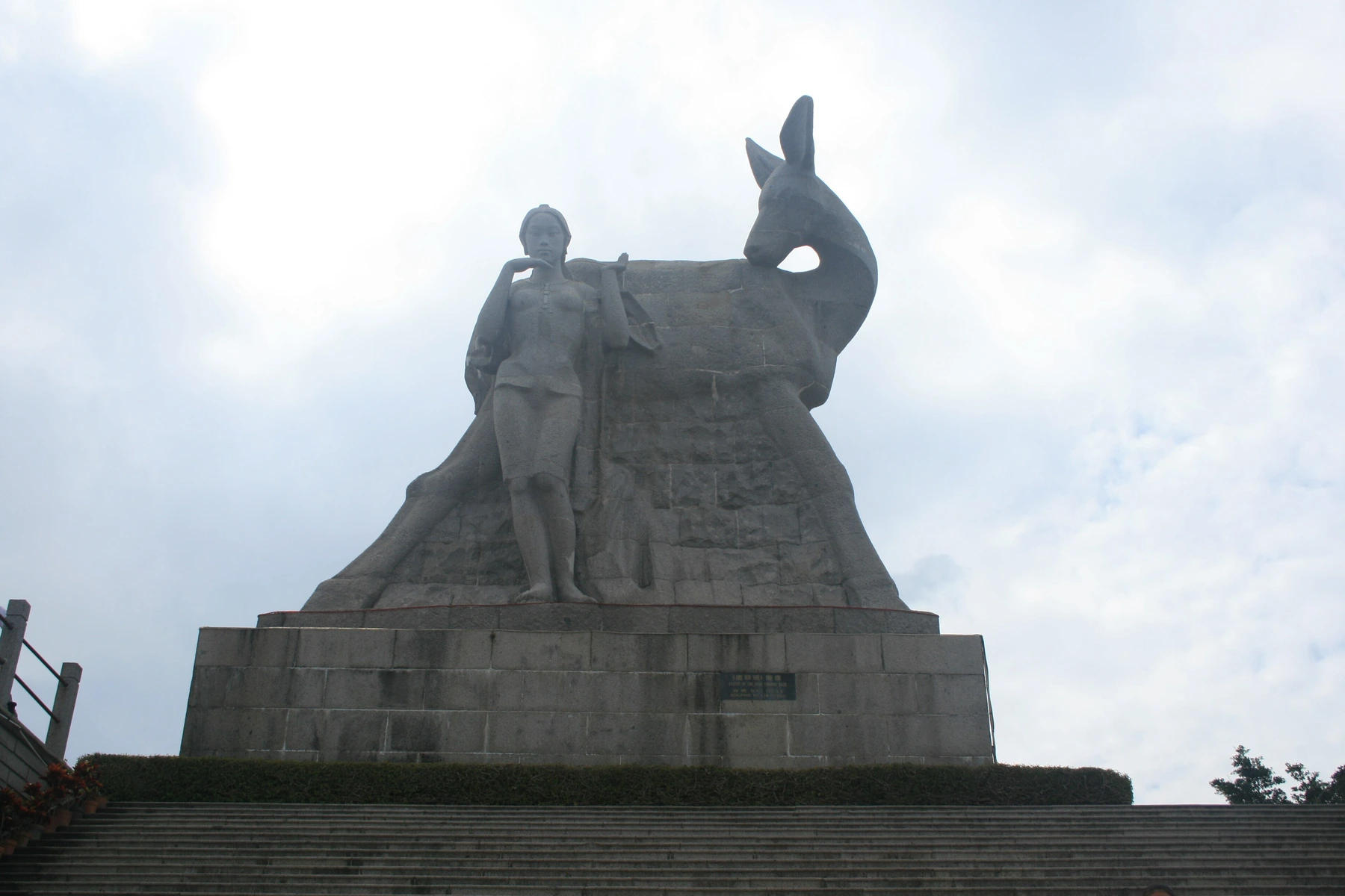 Deer-looking-back sculpture at Luhuitou Park in Sanya