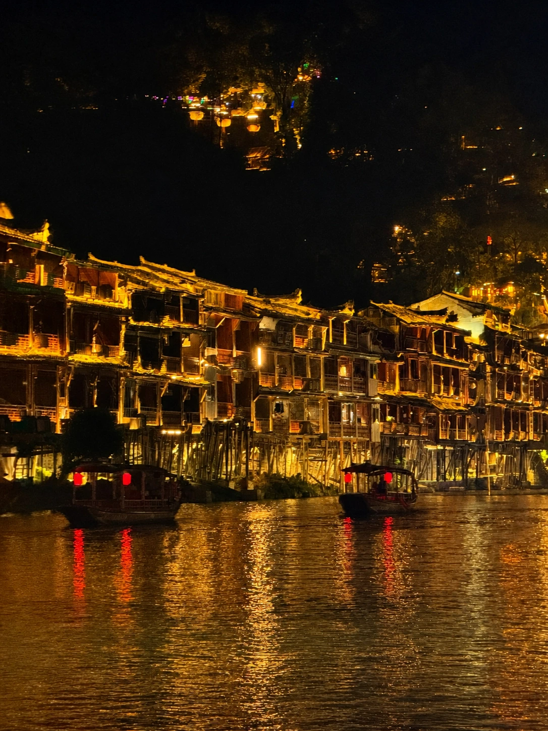 Night performance and illuminations in Fenghuang Ancient Town