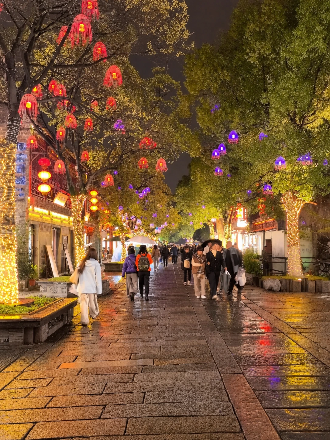 Laomendong's enchanting night scene with traditional lanterns