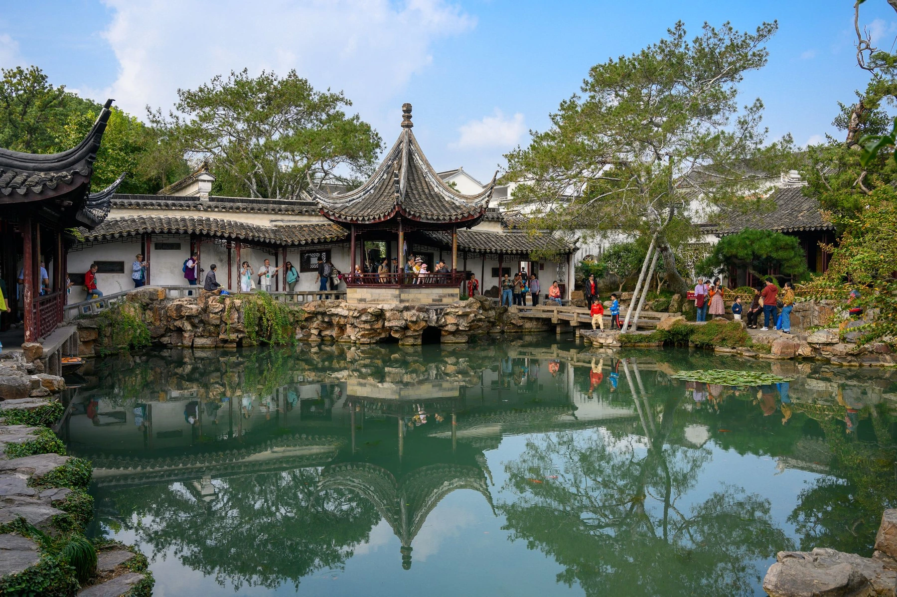 Waterside pavilion and planted court in the Master of the Nets Garden