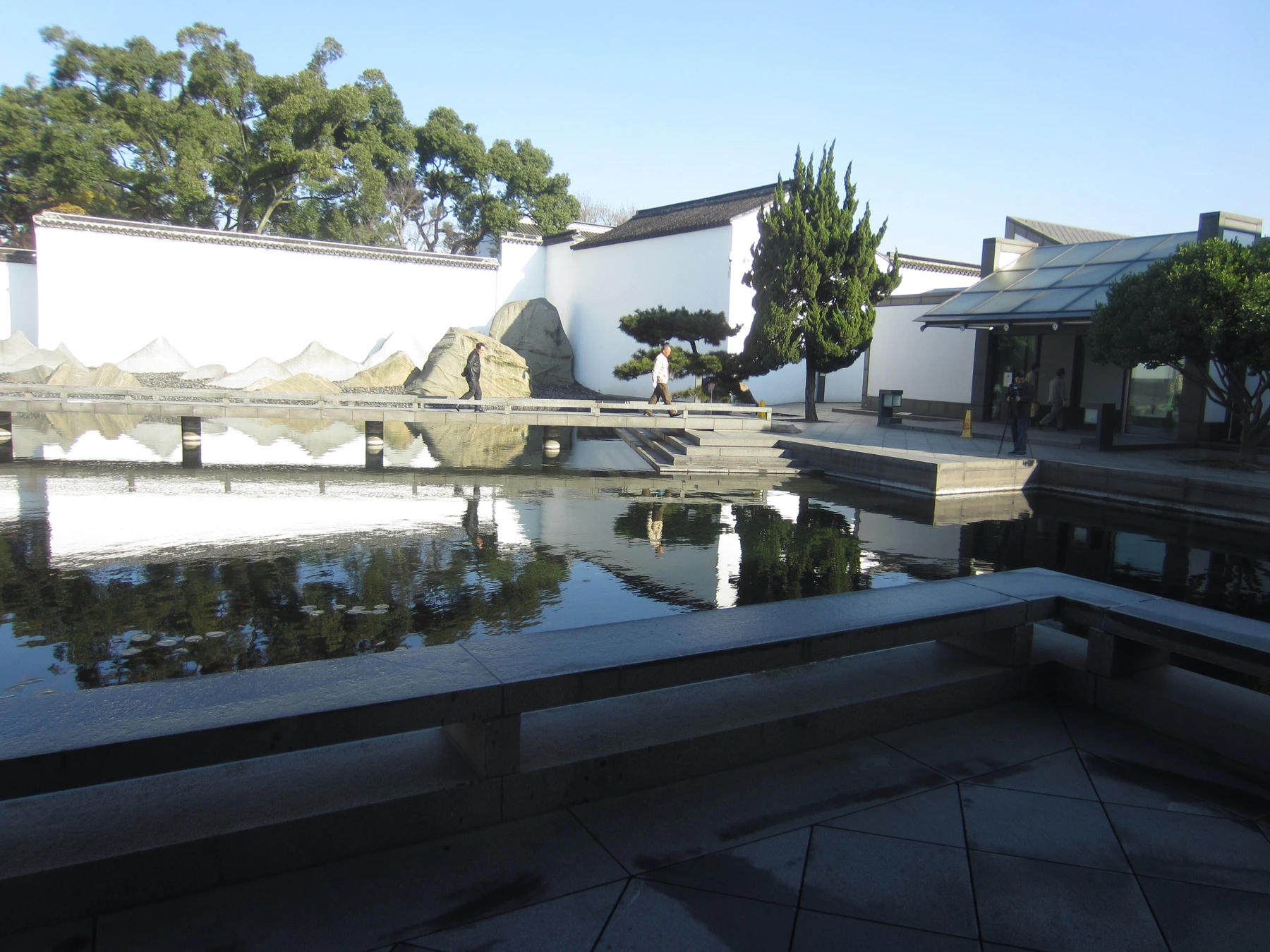 Geometric courtyard, pond and white wall at Suzhou Museum
