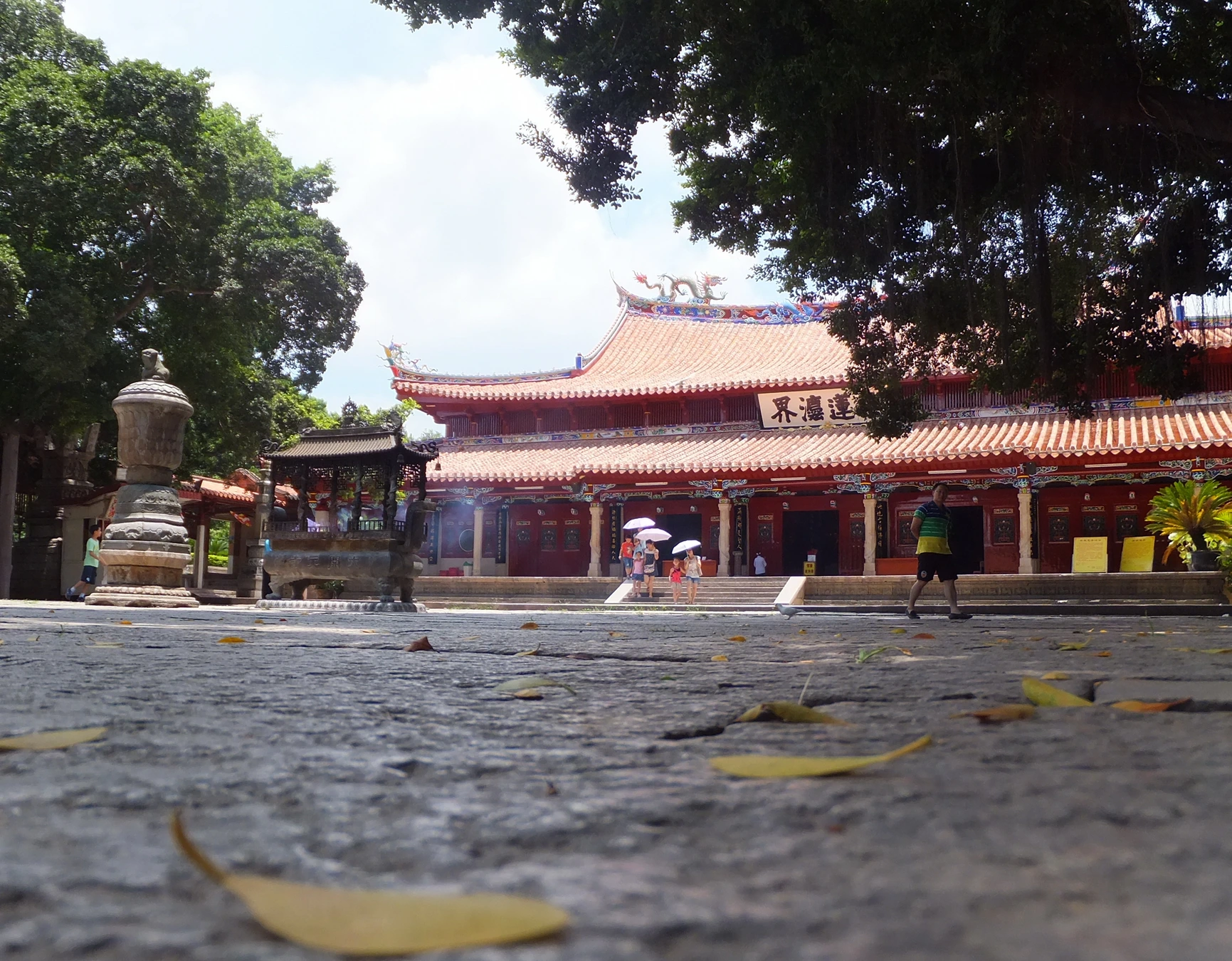 Main hall and forecourt inside Kaiyuan Temple