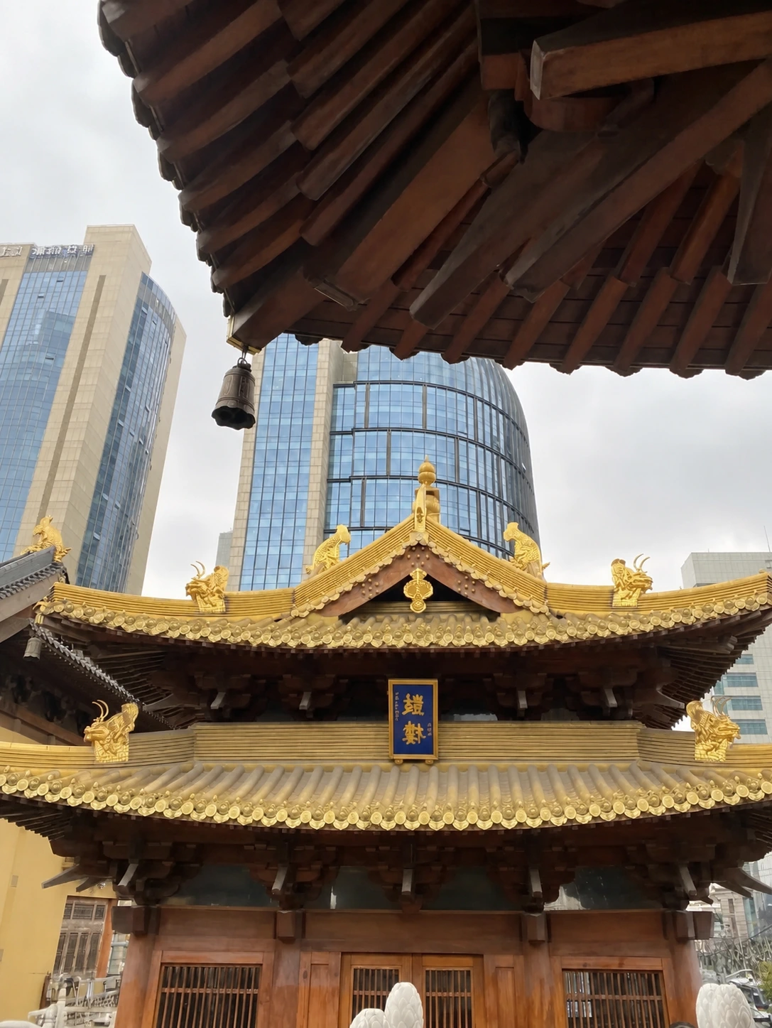 Interior architecture of Jing'an Temple