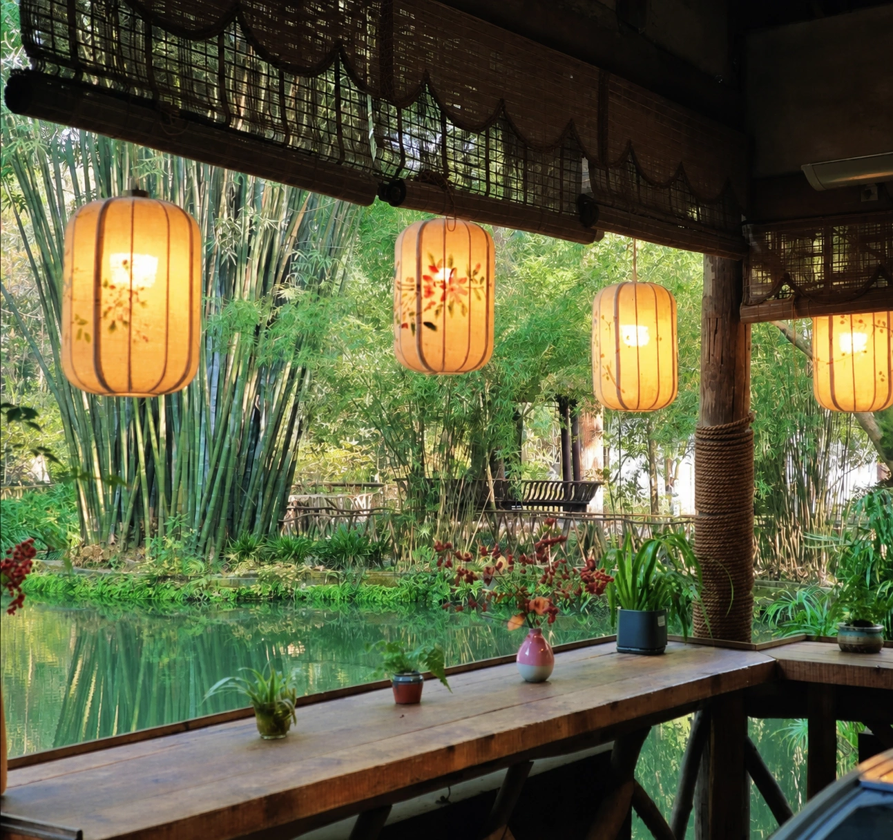 Pavilions and lake within Du Fu Thatched Cottage grounds