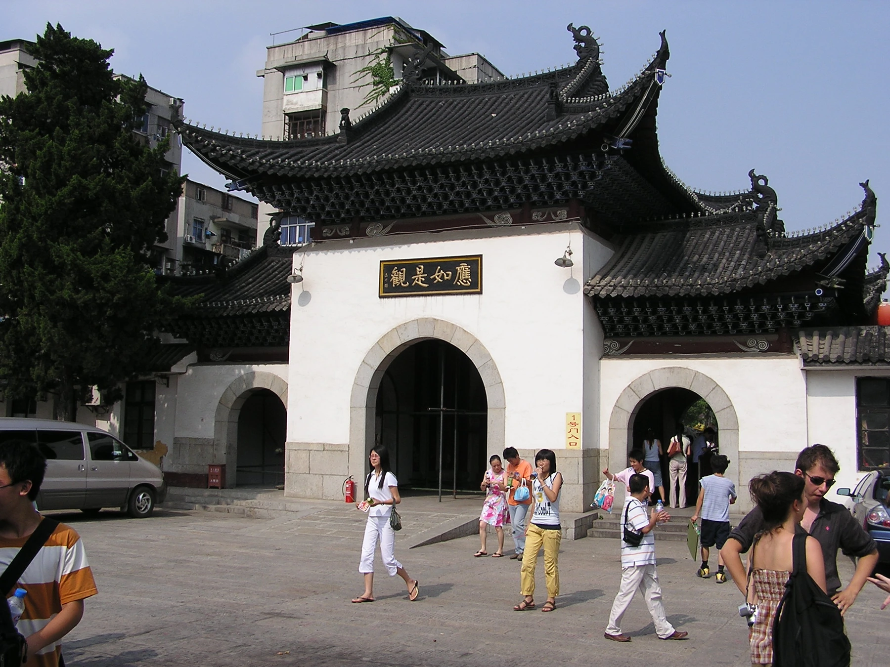 Traditional entrance architecture at Guiyuan Temple in Hanyang
