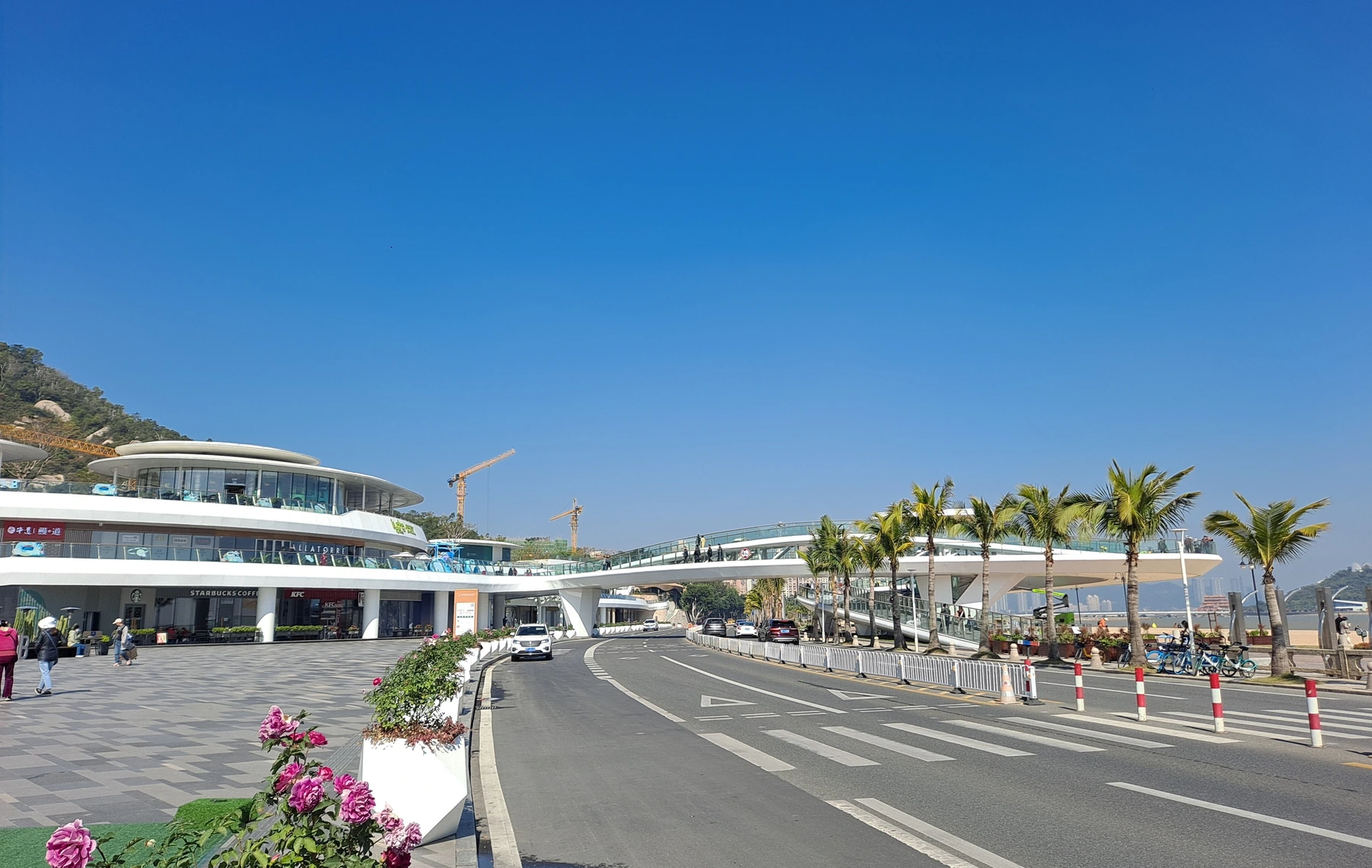Open plaza and curved structures at Zhuhai City Balcony