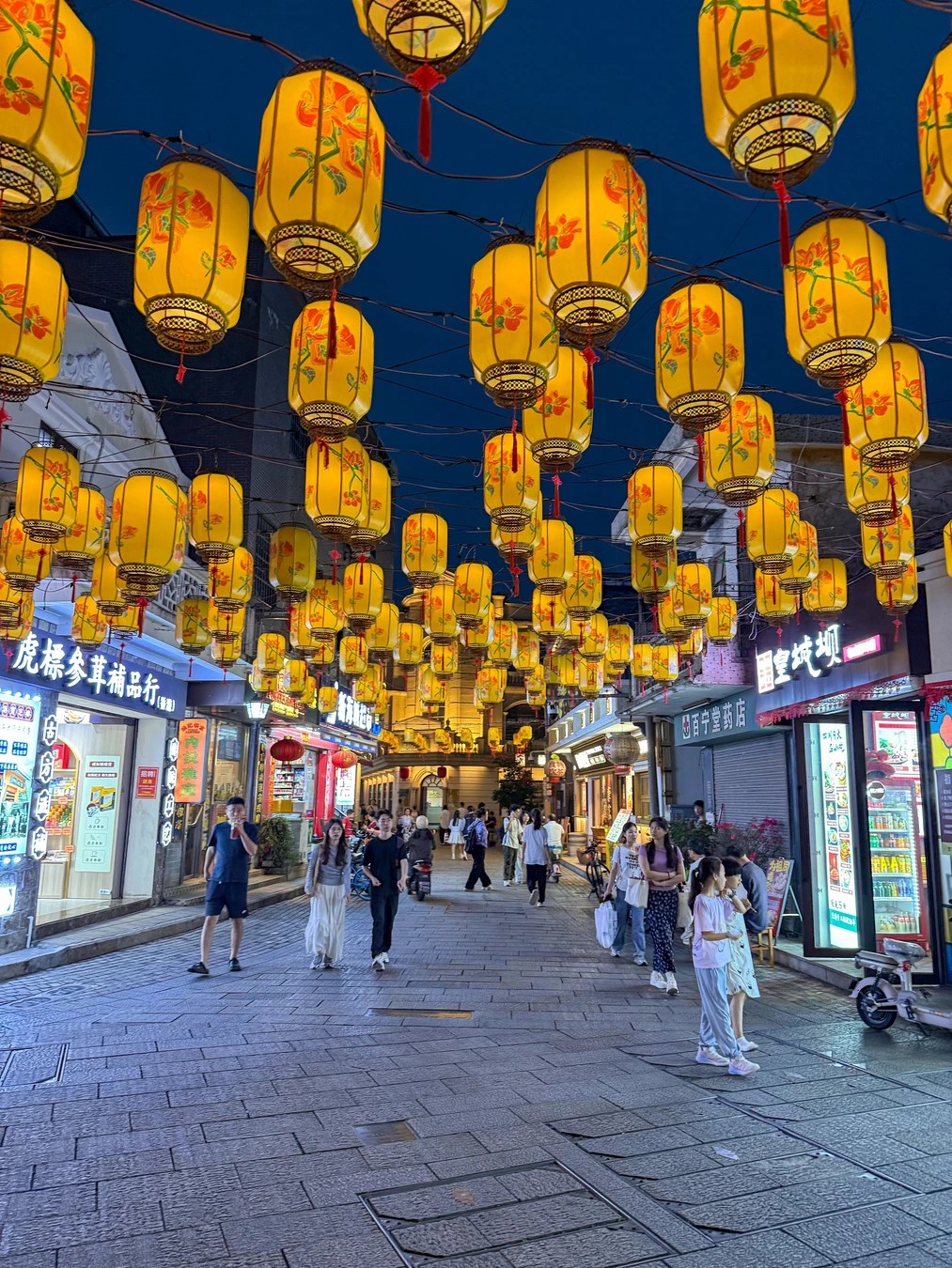 Datong Road through the active Tangjiawan historic district