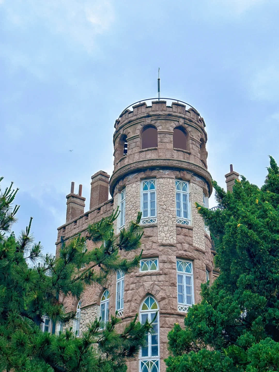 Distinctive rooftop architecture in Eight Great Passes