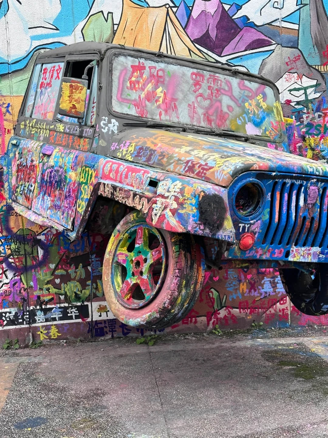 Automotive-themed graffiti at Huangjueping Street