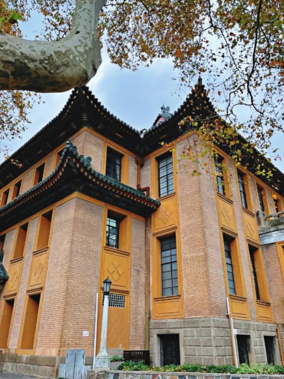 Side view of Meiling Palace