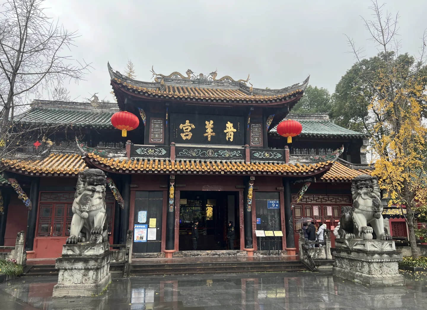 The main entrance gate of Qingyang Temple