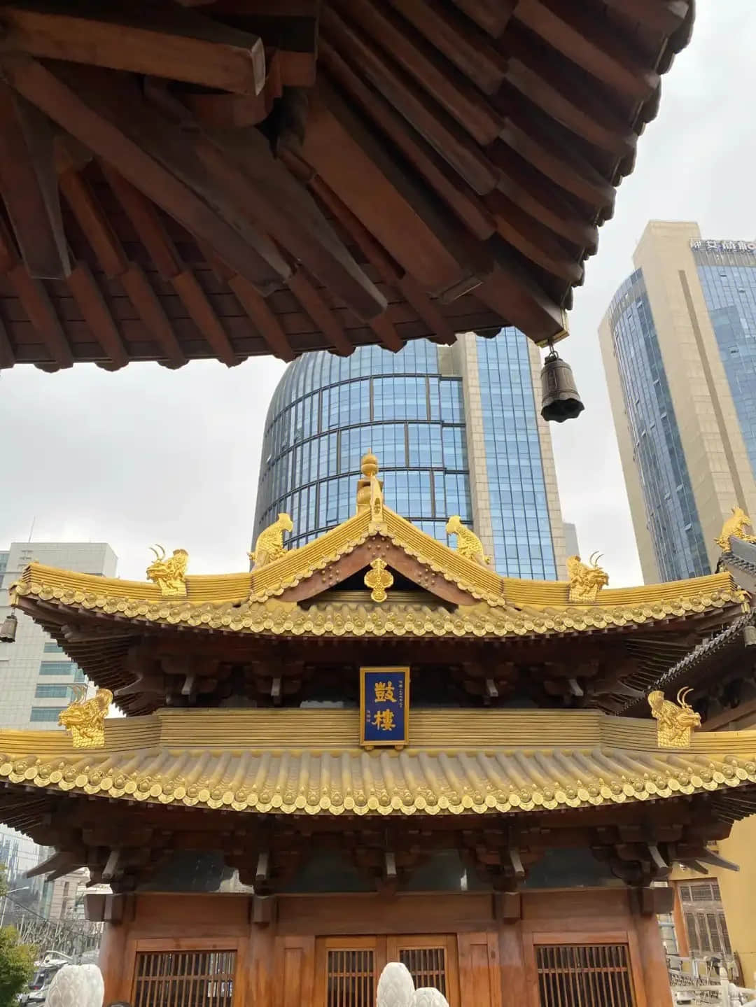 Interior architecture of Jing'an Temple