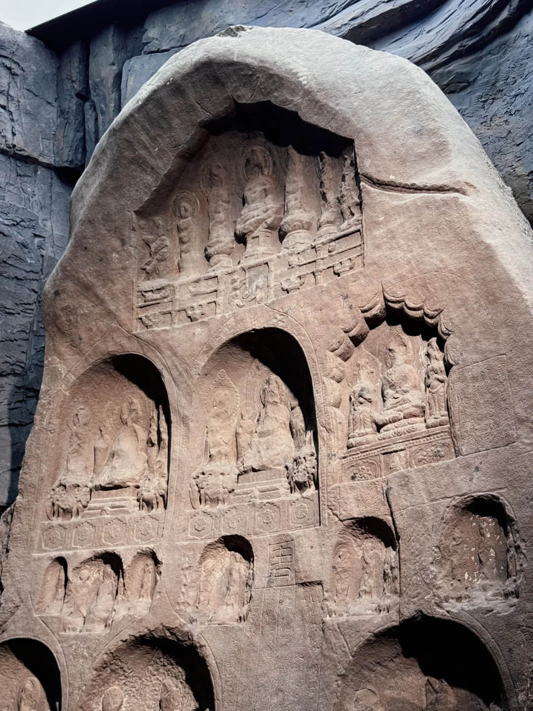 Wall paintings and sculptures at Three Gorges Museum