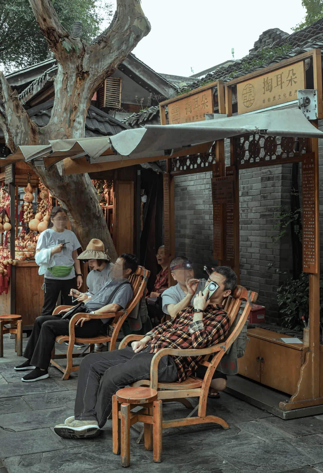 Traditional ear cleaning service, a unique cultural experience in Chengdu