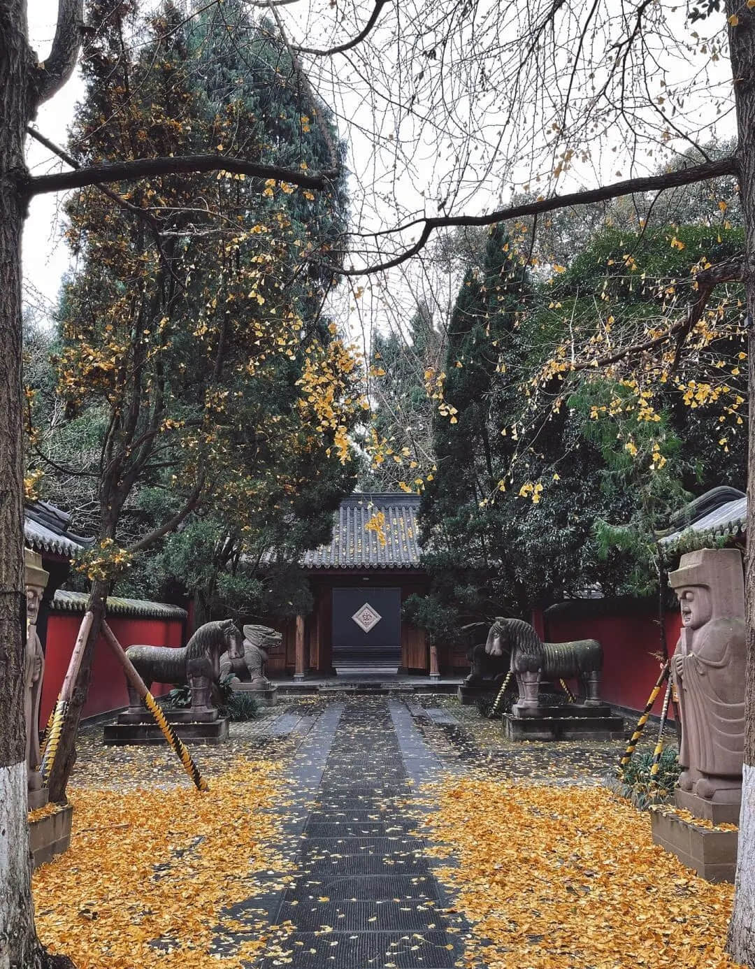 Autumn leaves and statues at Wuhou Temple