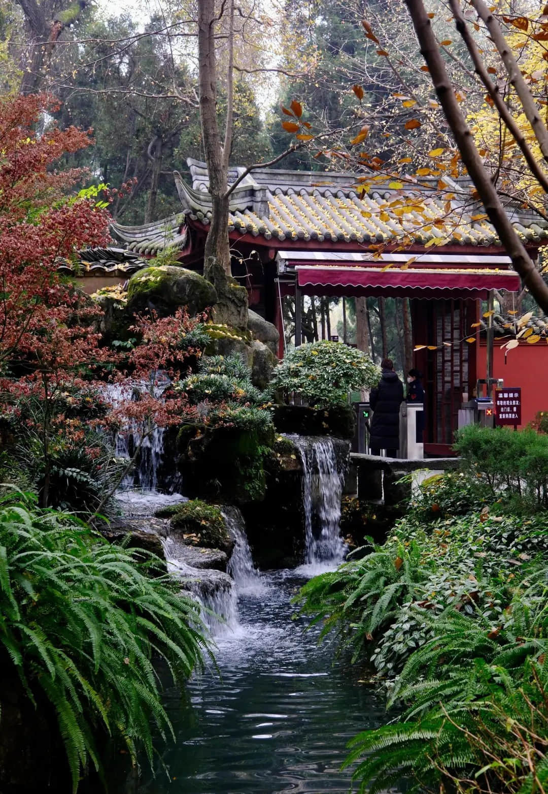 Traditional architecture and water features at Wuhou Temple